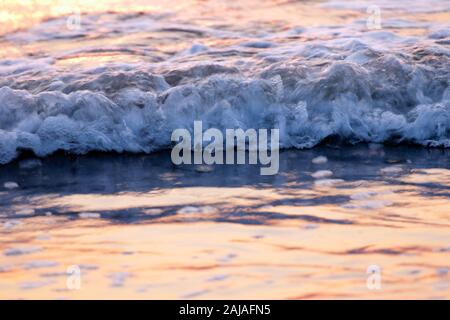 Ocean Waves nähert sich der Küste bei Sonnenuntergang. Ort Playa Grande, Costa Rica. Stockfoto