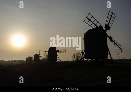 Traditionellen Windmühlen Silhouetten von der untergehenden Sonne auf der Insel Oland in Schweden Stockfoto