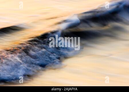 Ocean Waves nähert sich der Küste bei Sonnenuntergang. Ort Playa Grande, Costa Rica. Stockfoto
