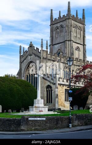 Die Pfarrkirche St. Mary the Virgin mit dem Denkmal des Ersten Weltkriegs, Calne, Wiltshire, ist als erste Kirche der Klasse 1 gelistet Stockfoto