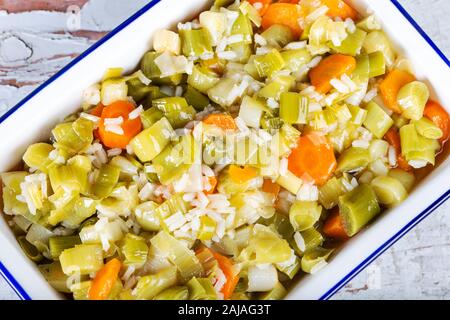 Türkische Küche Leek mit Olivenöl / Zeytinyagli Pirasa. Stockfoto