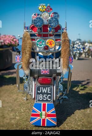 Rückansicht eines Lambretta Scooter mit Abzeichen und Lichter Stockfoto