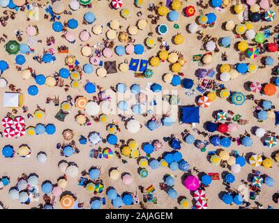 Rio de Janeiro, Brasilien, Blick von oben auf den Strand von Copacabana anzeigen bunte Sonnenschirme und Menschen entspannend an einem Sommertag. Stockfoto