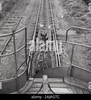 In den 1950er Jahren fuhr eine Pferdestraßenbahn, Fintona, Tryone, Nordirland, die letzte, aber eine Pferdestraßenbahn, die auf den britischen Inseln betrieben wurde, die einzige Straßenbahn, die in Douglas, Insel man, betrieben wird. Die Straßenbahn verband den Bahnhof Fintona mit dem Bahnhof Fintona Junction, der eine Station der Londonderry and Enniskillen Railway war, die selbst Teil der GNR war. Stockfoto