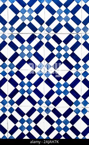 Portugiesische traditionelle Kacheln Azulejos mit blauen geometrischen Muster auf weißem Hintergrund. Stockfoto