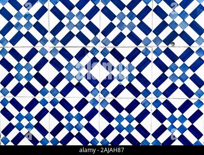 Portugiesische traditionelle Kacheln Azulejos mit blauen geometrischen Muster auf weißem Hintergrund. Stockfoto