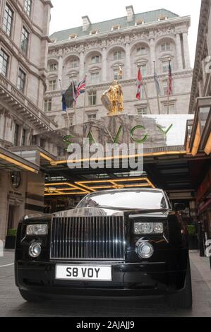 Vor Eintritt in die erst vor Kurzem renovierte Hotel Savoy in London im Jahr 2010. Stockfoto