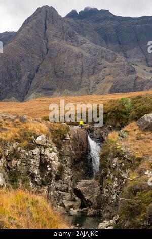 Fairy Pools Isle of Skye mit Black Cuillin Berge hinter und touristische für Foto oben am Wasserfall, Schottland, Großbritannien Stockfoto