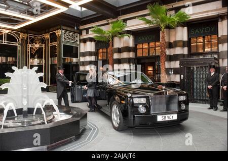 Vor Eintritt in die erst vor Kurzem renovierte Hotel Savoy in London im Jahr 2010. Stockfoto