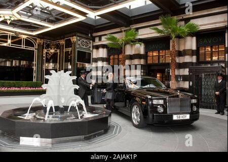 Vor Eintritt in die erst vor Kurzem renovierte Hotel Savoy in London im Jahr 2010. Stockfoto