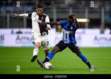 Mailand, Italien. 6. Oktober, 2019: Kwadwo Asamoah (R) der FC Internazionale konkurriert für die Kugel mit Rodrigo Bentancur von Juventus Turin in der Serie A Fußballspiel zwischen FC Internazionale und Juventus Turin. FC Juventus gewann 2-1 über FC Internazionale. Credit: Nicolò Campo/Alamy leben Nachrichten Stockfoto