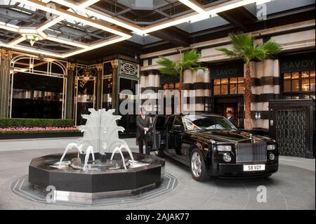 Vor Eintritt in die erst vor Kurzem renovierte Hotel Savoy in London im Jahr 2010. Stockfoto