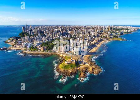 Luftaufnahme von Farol da Barra und Salvador da Bahia Stadtbild, Bahia State, im Nordosten Brasiliens. Stockfoto