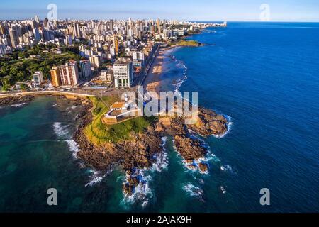 Luftaufnahme von Farol da Barra und Salvador da Bahia Stadtbild, Bahia State, im Nordosten Brasiliens. Stockfoto