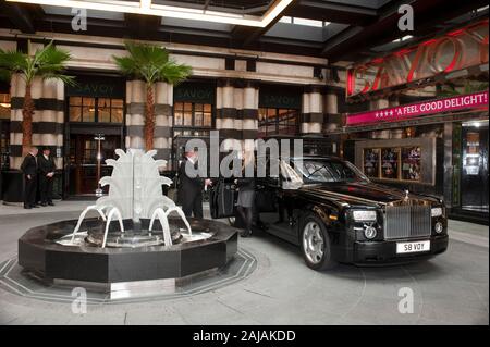 Vor Eintritt in die erst vor Kurzem renovierte Hotel Savoy in London im Jahr 2010. Stockfoto