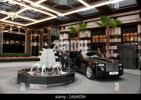 Vor Eintritt in die erst vor Kurzem renovierte Hotel Savoy in London im Jahr 2010. Stockfoto