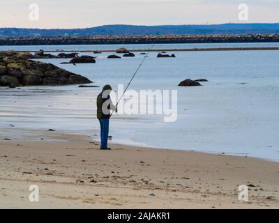 Ein einsamer Mann Fische vom Strand Stockfoto