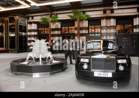 Vor Eintritt in die erst vor Kurzem renovierte Hotel Savoy in London im Jahr 2010. Stockfoto