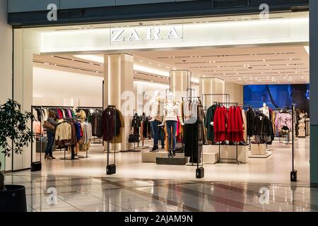 Varna, Bulgarien, 20. Dezember 2019. Eingang zu Zara Store in der Grand Mall Shopping Centre. Repräsentant von Zara Logo auf Shop, Boutique. Stockfoto