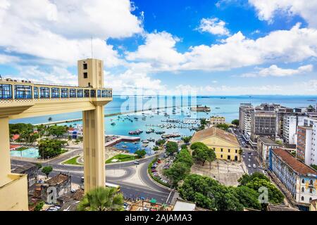 Anzeigen von Salvador da Bahia Stadtbild einschließlich architektonische Wahrzeichen Lacerda Aufzug in Salvador, Bahia, Brasilien. Stockfoto