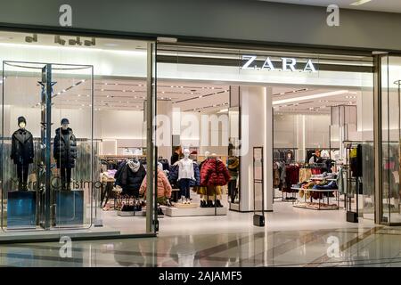 Varna, Bulgarien, 20. Dezember 2019. Eingang zu Zara shop für Kinder in der Grand Mall Shopping Centre. Repräsentant von Zara Logo auf Store, Boutique. Stockfoto