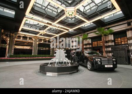 Vor Eintritt in die erst vor Kurzem renovierte Hotel Savoy in London im Jahr 2010. Stockfoto