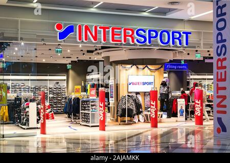 Varna, Bulgarien, 20. Dezember 2019. Eingang zum Intersport store in der Grand Mall Shopping Centre. Repräsentant der intersport Logo auf Shop, Boutique. Stockfoto