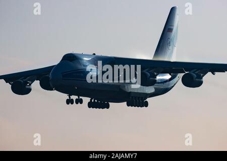 Budapest/Ungarn - November 11, 2019: volga-dnepr Airlines Antonov An-124 Ruslan RA -82077 Flugzeug Ankunft und der Landung auf dem Flughafen Budapest Stockfoto