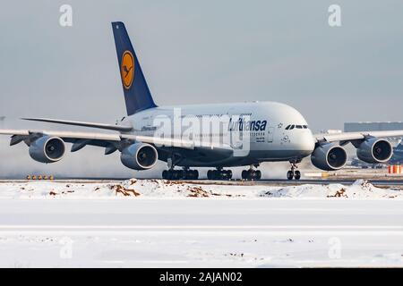 FRANKFURT/Deutschland - Dezember 8, 2012: Lufthansa Airbus A380 D-AIMA Passagierflugzeug Abflug am Flughafen Frankfurt Stockfoto