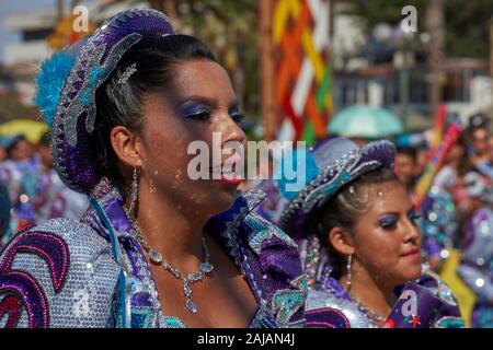 Weibliche Mitglieder der einen Caporales tanzen Gruppe in prunkvollen Kostümen, die Durchführung auf dem jährlichen Carnaval Andino Con la Fuerza del Sol in Arica, Chile. Stockfoto