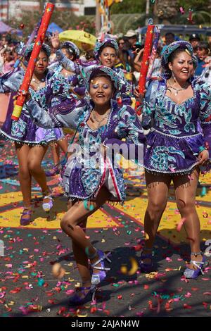 Weibliche Mitglieder der einen Caporales tanzen Gruppe in prunkvollen Kostümen, die Durchführung auf dem jährlichen Carnaval Andino Con la Fuerza del Sol in Arica, Chile. Stockfoto