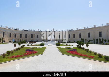 Sewastopol, Krim, Russland - Juli 25, 2019: Hof Konstantinovsky Batterie mit einem Denkmal auf dem gemeinsamen Grab der Verteidiger der Festung von 1941 Stockfoto