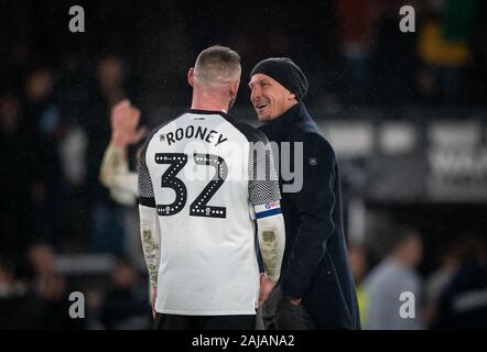 Derby, Großbritannien. 02 Jan, 2020. Barnsley Manager Gerhard Struber & Wayne Rooney (Player-Coach) von Derby County an der vollen Zeit während der Sky Bet Championship Match zwischen Derby County und Barnsley an der Ipro Stadion, Derby, England am 2. Januar 2020. Foto von Andy Rowland. Credit: PRiME Media Images/Alamy leben Nachrichten Stockfoto