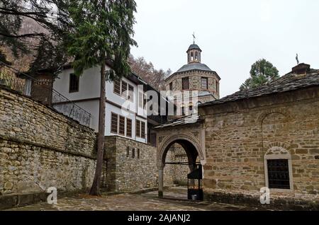 Eine schöne Kirche"-Annahme der Jungfrau Maria" auf dem Kirchhof mit Platz für die Installation von Kerzen in der Trojan Kloster, Oreschak Dorf, Bulg Stockfoto