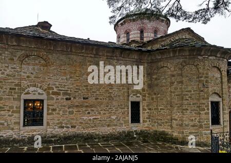 Schöne Kirche der Himmelfahrt der Jungfrau im Kirchhof, einer heiligen Stätte in der Trojan Kloster, Oreschak Dorf, Bulgarien Stockfoto