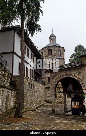 Eine schöne Kirche"-Annahme der Jungfrau Maria" auf dem Kirchhof mit Platz für die Installation von Kerzen in der Trojan Kloster, Oreschak Dorf, Bulg Stockfoto