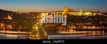 Prag - Karlsbrücke, Schloss und Kathedrale mit der Moldau in der Abenddämmerung. Stockfoto