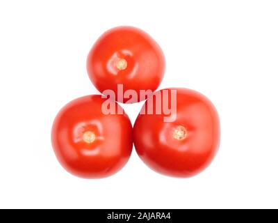 Drei rote Tomaten auf weißem Hintergrund isoliert. Gesunde Ernährung Konzept Stockfoto