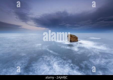 Ein einziges Meer stack Out auf See nach dem Sturm bei Sonnenuntergang, Charlie's Garten an Collywell Bay, Northumberland Stockfoto