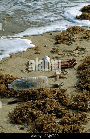 TIDE LINE & Verschmutzung, Kunststoff, Flasche, Handschuh, Zinn, trinken kann, Seaside Beach, Norfolk, England. Stockfoto