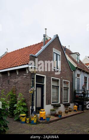 Blick auf historische und traditionelle Häuser, Pflanzen in Volendam. Es ist eine niederländische Stadt, im Nordosten von Amsterdam. Es ist für seine bunten Holzhäusern eine Bekannte Stockfoto