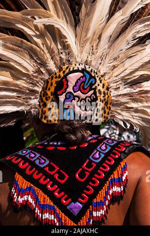 Kopfbedeckung der aztekischen indische Tänzerin fertig, ein Indischer Tanz Zeremonie am Evergreen State Fair Monroe Staat Washington USA zu tun Stockfoto