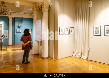 Moskau, Russland - Januar 2, 2020: Besucher in Halle mit japanischen Gemälde im Staatlichen Museum für Orientalische Kunst in Lunins Haus. Das Museum bewahrt, resea Stockfoto