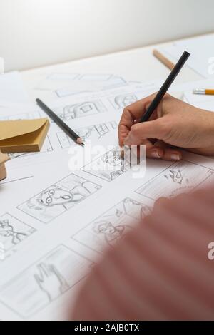 Woman's Hand zeichnet ein Storyboard für einen Film oder Zeichentrickfilm. Stockfoto