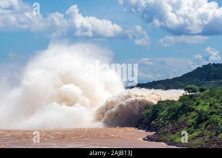 Spillway bei Itaipu Staudamm, an der Grenze zwischen Brasilien und Paraguay. Stockfoto