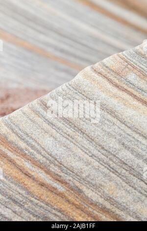 Abstrakte Muster, Formen und Linien in den weichen pastellfarbenen Felsen bei Spittal Strand, Northumberland - geologische Rock Art, North East England. Stockfoto