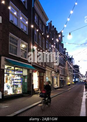 Die Geschäfte in der Ree Straat in 'De 9 Straatjes" (Die neun Straßen) Bezirk im Stadtzentrum von Amsterdam, einem beliebten touristischen und Einkaufsmöglichkeiten. Stockfoto
