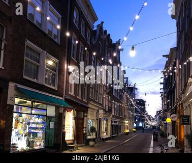 Die Geschäfte in der Ree Straat in 'De 9 Straatjes" (Die neun Straßen) Bezirk im Stadtzentrum von Amsterdam, einem beliebten touristischen und Einkaufsmöglichkeiten. Stockfoto