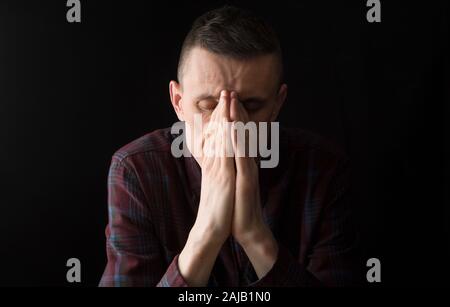 Ein Mann erlebt während einer Krise eine Depression. Stockfoto