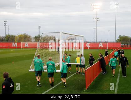 Palma de Mallorca, Spanien. 03 Jan, 2020. Fußball: Bundesliga, Trainingslager SV Werder Bremen auf dem Trainingsplatz der RCD Mallorca. Die Spieler tragen ein Ziel auf das Spielfeld. Credit: Clara Margais/dpa/Alamy leben Nachrichten Stockfoto